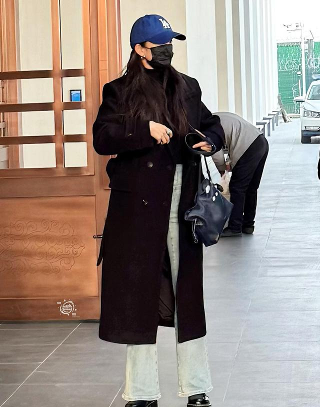 杨幂把大衣穿明白了 酷飒慵懒全拿捏 普通人这么搭 出街也能有