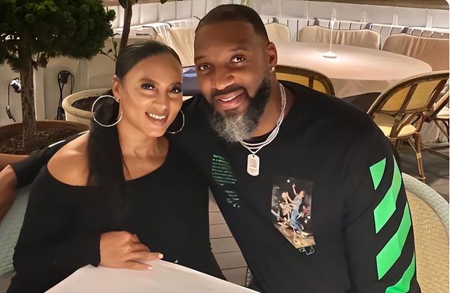 麦迪一家庆祝圣诞，夫妻感情好，女儿大学毕业，儿子也爱篮球