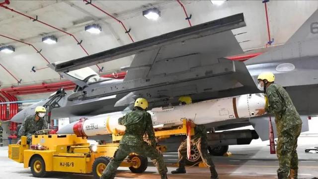 美方砸下781亿军火，北京不再仅喊话，解放军精准强力反制台海