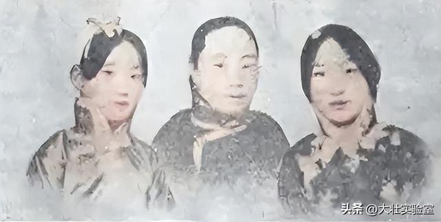袁世凯的真实老照片：穿龙袍坐龙椅接受朝拜，姨太太确实漂亮！
