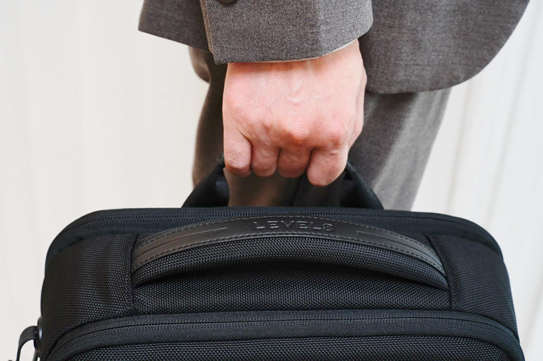 职场人士的得力助手,LEVEL8新品探界者商务双肩包——助你轻松应对工作挑战!