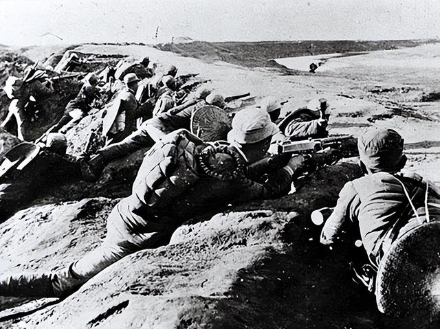 日本女兵被抛尸荒野，又被村民扒了衣服，胸口裹的白布道出秘密