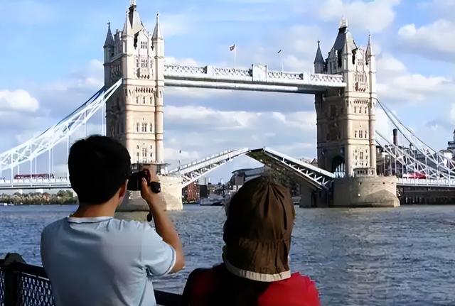 继德国之后，英国也开始贴出“中文标语”？中国游客：不能够接受