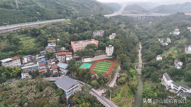 重庆女多男少的小镇，名称和长江有关，境内景点名气很大