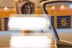 毁三观！俄罗斯女子当街裸奔舞动，警方回应，评论区炸裂图片