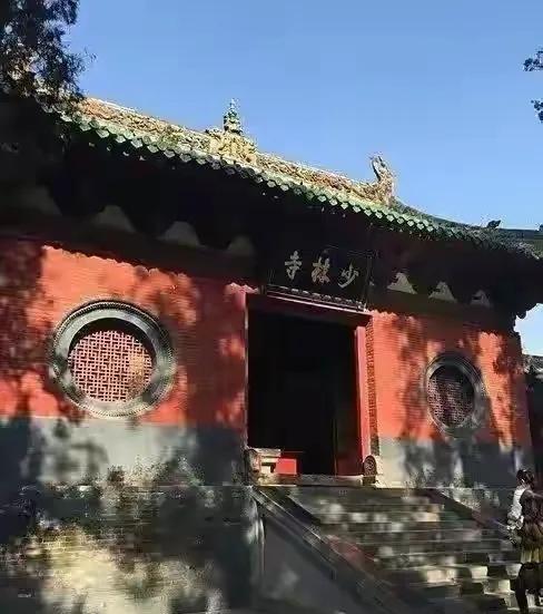 少林寺“大逃亡”！30多名和尚连夜跑路，新方丈三把火烧出大动静