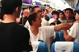 男子车厢内发表不当言论惹众怒，遭女子锁喉！律师：吃着中国饭却砸中国碗，自讨苦吃！图片