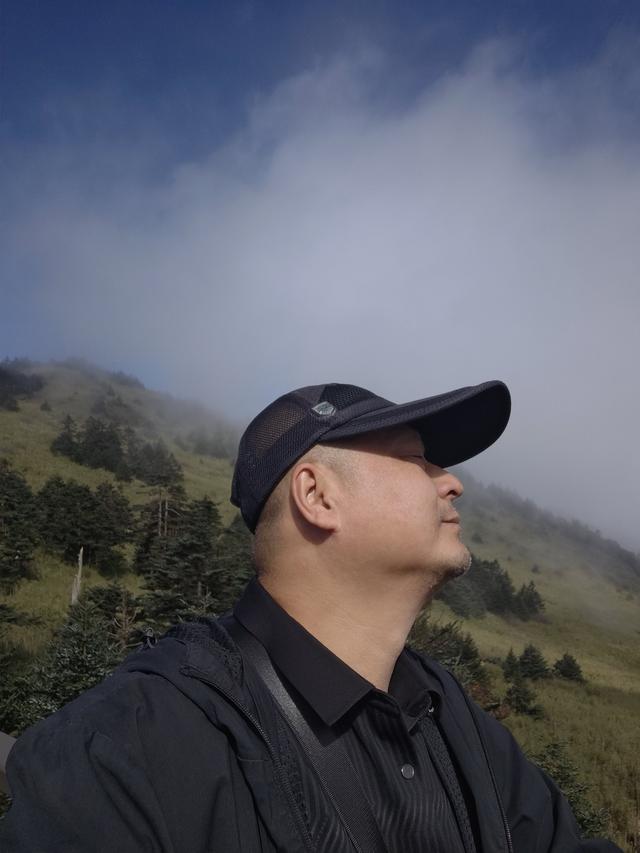 闯入神农架深秋的云海仙境，这一刻的治愈抵过万语千言。