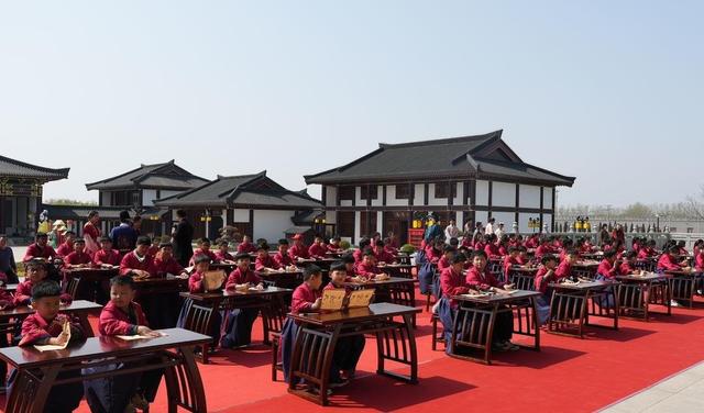 华晨宇抚仙湖开民宿，湖畔灯火已亮，谁在等流量落地