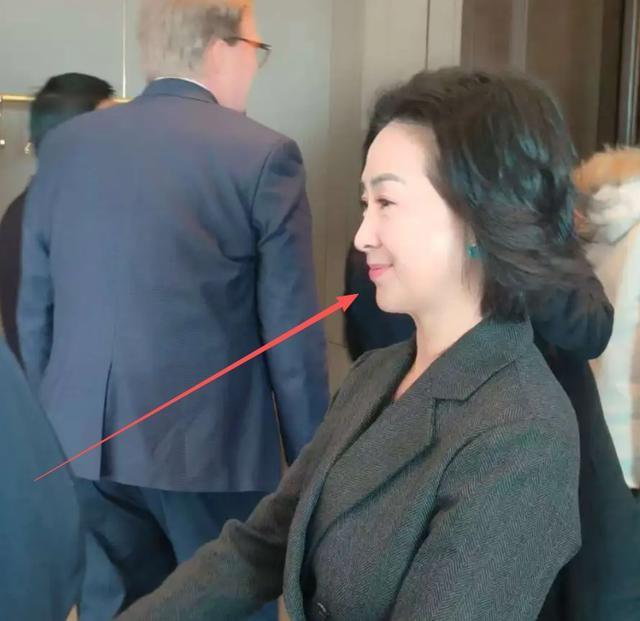 何超琼现身经济论坛，皮松肉垮不敢认，郭晶晶富态霍启刚好娇羞