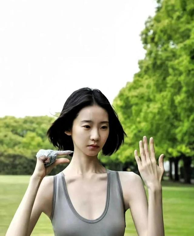 张艺凡的泳衣穿搭尽显性感，公园场景秒变时装周，身材太吸睛