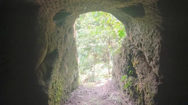 重庆大学城深山发现一排蛮子洞，内部有古人留下的文字和生活痕迹