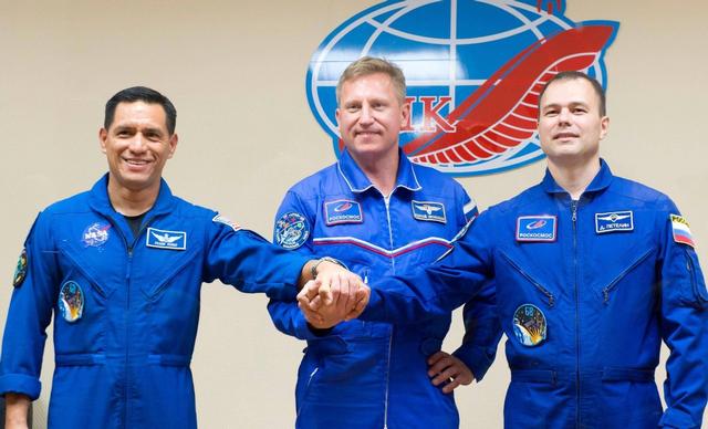 美俄宇航员并肩飞天，共赴空间站，航天合作未受地面局势影响