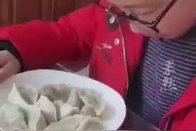 妈妈去世8个月留下1盘饺子，儿子一口没吃转身哭了图片