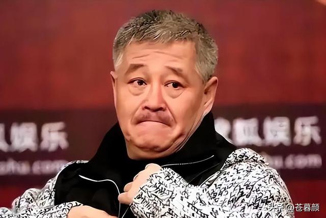 有钱有什么用？68岁赵本山近况曝光，三人打伞伺候，女儿是心头病