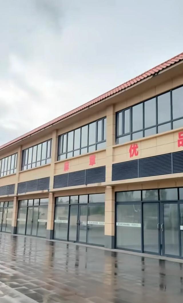 全红婵家新房进展：施工队庆祝分公司开业，全爸送上亲签毛笔字