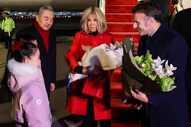 72岁法国第一夫人刚抵达北京就把人美翻！红色大衣配戴妃包，好美
