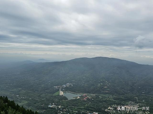 巍巍始祖山，悠悠青岗庙，黄龙盘山腰，青山遮不住，毕竟东流去