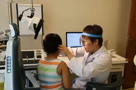 蟑螂飞进宝宝的耳朵，妈妈“两个拒绝”救了孩子，医生称赞高明图片