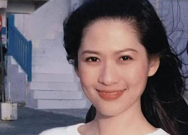 傍大款，当小三，私生活混乱！难怪16年过去，阔太们还在防着她