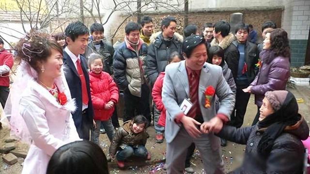 农村光棍排队等媳妇，城里小伙不慌不忙，他们到底输在哪？
