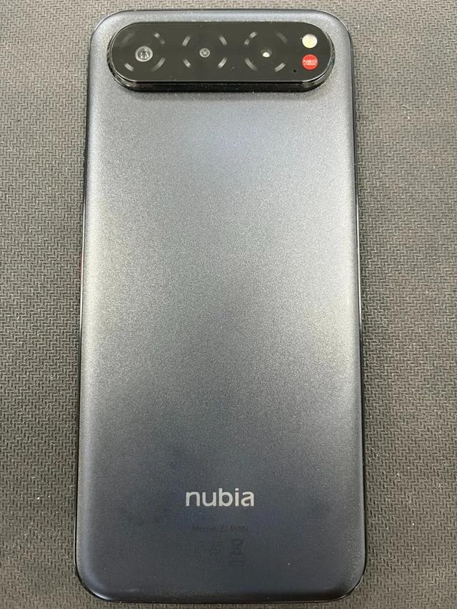 iPhone 17 Air 还没发布就被撞脸！刚公布这 6.7mm 超薄新机把我看傻了