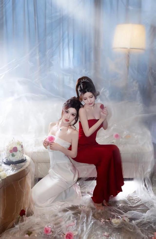红与白，争艳还是共舞？BY2这组闺蜜照看哭无数人。