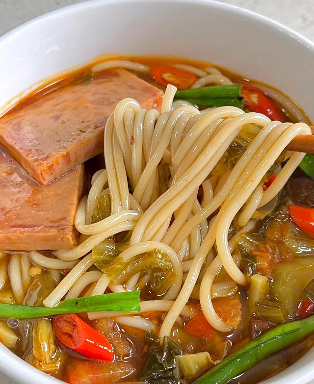 降温必吃！酸辣酸菜米粉：10分钟搞定的开胃暖锅