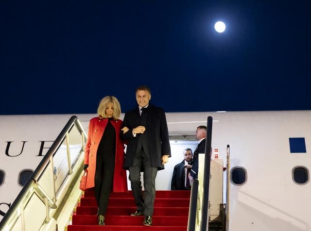 不忍了！马克龙刚到北京，斯塔默就翻脸？对英国，中国必须动真格