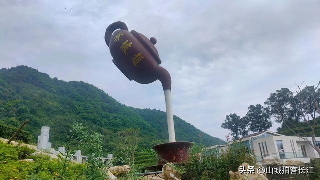 四川这座雪山下的历史文化名城，是著名的美酒之乡，你去过吗？