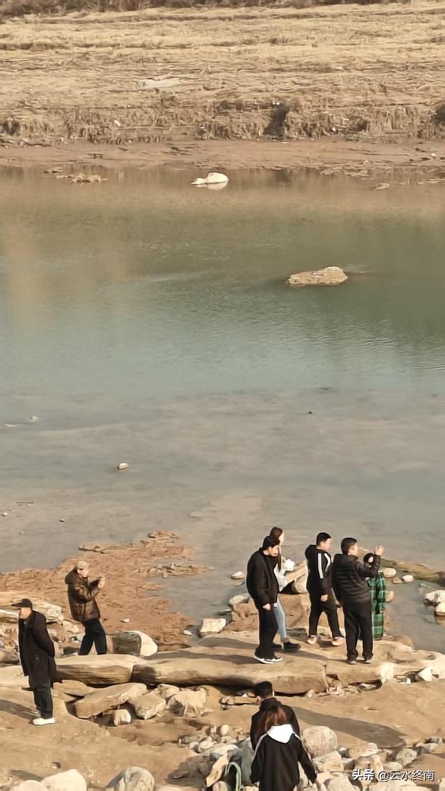 咸阳这地方不要去了！景色就这，到地方还要走1小时，还堵得不行