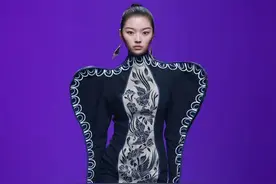 非遗蜡染展翅重生，成昊「涅槃」大秀亮相中国国际时装周图片