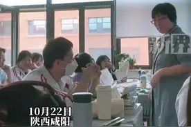 两名毕业生穿校服重回学校看望老师，老师惊讶激动图片