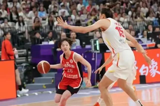女篮离队第一人！宫鲁鸣也留不住，19+7+7比李梦还能打可惜啊
