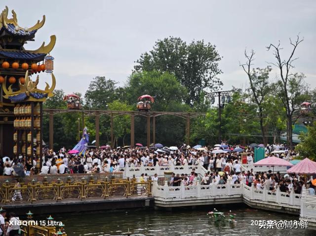 万岁山周六客流堪比此前节假日,音乐节区域已限流应对