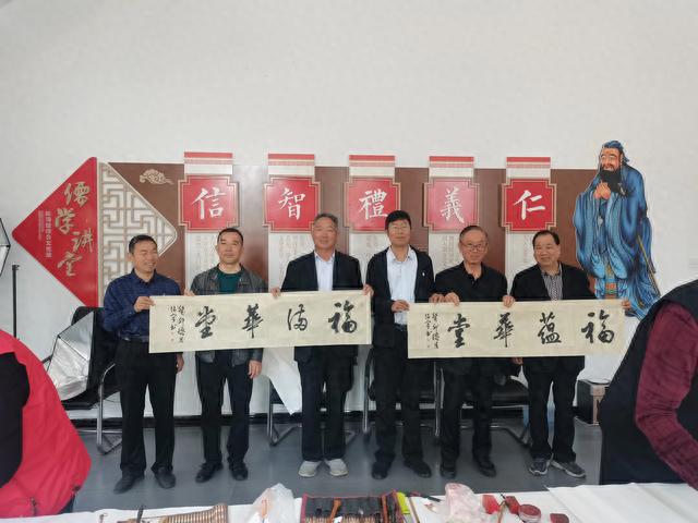 重阳佳节将来临 创作墨宝送老人