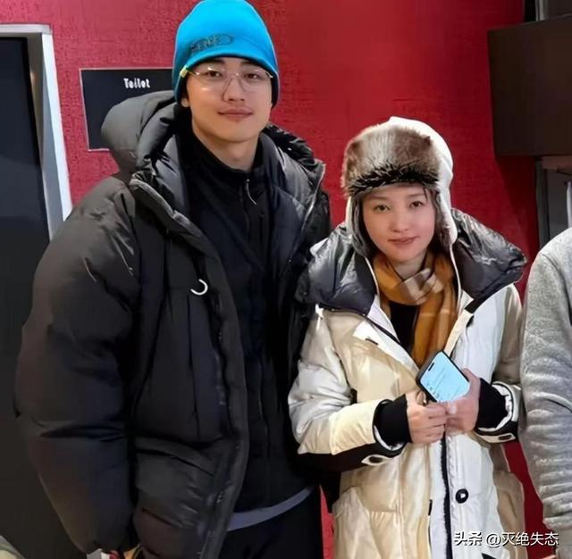 落毛凤凰不如鸡？42岁著名歌手江苏走穴，宾客只顾吃席没人搭理