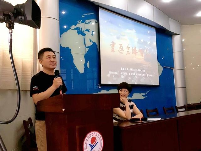 他是央视金牌主持人，57岁才结婚，娶北师大教授，气质高贵还漂亮