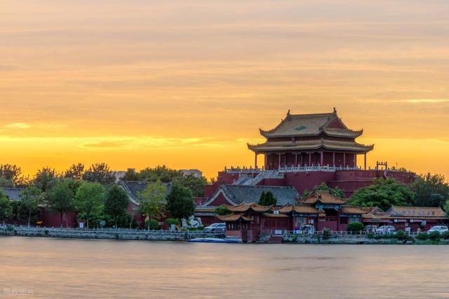 北宋时期的 “世界第一城”曾和洛阳	、西安齐名，如今在竞争中掉队