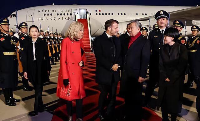 好美啊！72岁法国第一夫人北京惊艳亮相！低温却红大衣露腰！