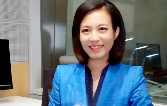 原来九三阅兵的解说是她！23岁就登上央视，今47岁端庄漂亮仍未婚