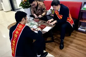 暖心服务显真情 薪火相传践初心：工行贵州贵阳花溪支行耐心为客户清点硬币获好评图片