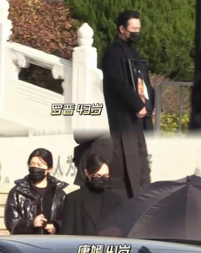 唐嫣送公公骨灰上车！罗晋捧遗像，亲友透露：唐嫣一直搀扶着罗晋