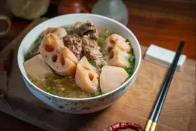 煲莲藕汤时，牢记“3要放，3不放”，汤鲜味美又营养，清爽不油腻图片