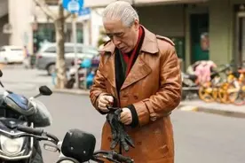 被上海街头的爷爷惊艳了！白发不染，不穿老年装，却个个绅士高级图片