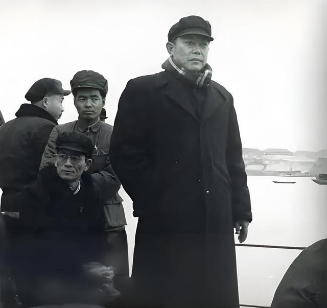 毛主席问铁路什么时候修到拉萨，李先念分析道：估计最少也得10年