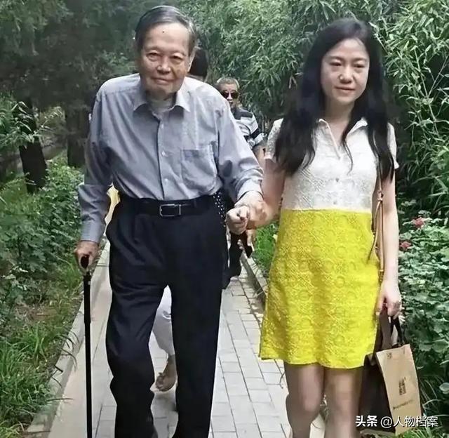杨振宁去世后，翁帆再发文，49岁无子女的她，早已被安排好了退路