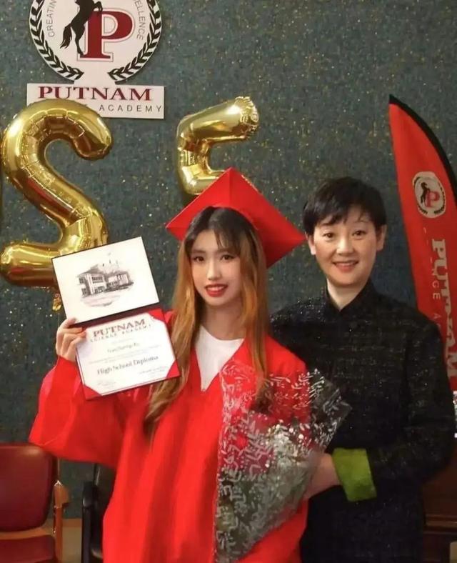 58岁徐帆与冯小刚离婚？徐帆回应了 其女儿发声