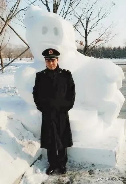 王皓的老婆闫博雅原来也是军人，夫妻俩军装合照太飒了，郎才女貌