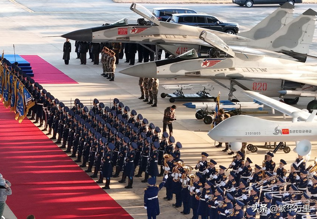 金正恩称赞朝鲜女飞行员是巾帼英雄